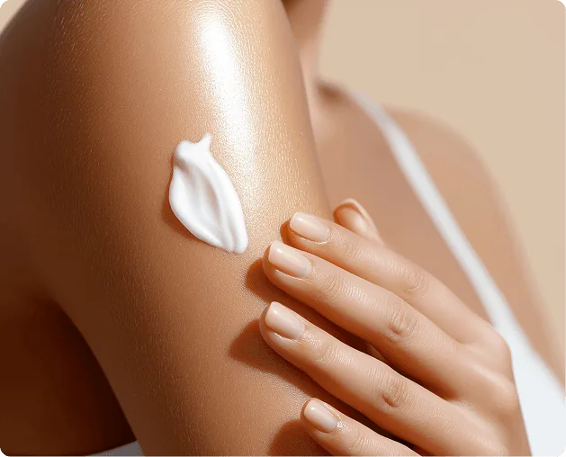 Imagem ilustrativa: tratamento para estrias em Curitiba, com a Dra. Vanessa Soares, dermatologista. Creme hidratante sendo espalhado no braço.