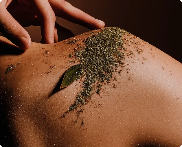 Imagem ilustrativa: microagulhamento corporal em Curitiba, com a Dra. Vanessa Soares, dermatologista. Esfoliação com ervas sobre a pele do ombro.